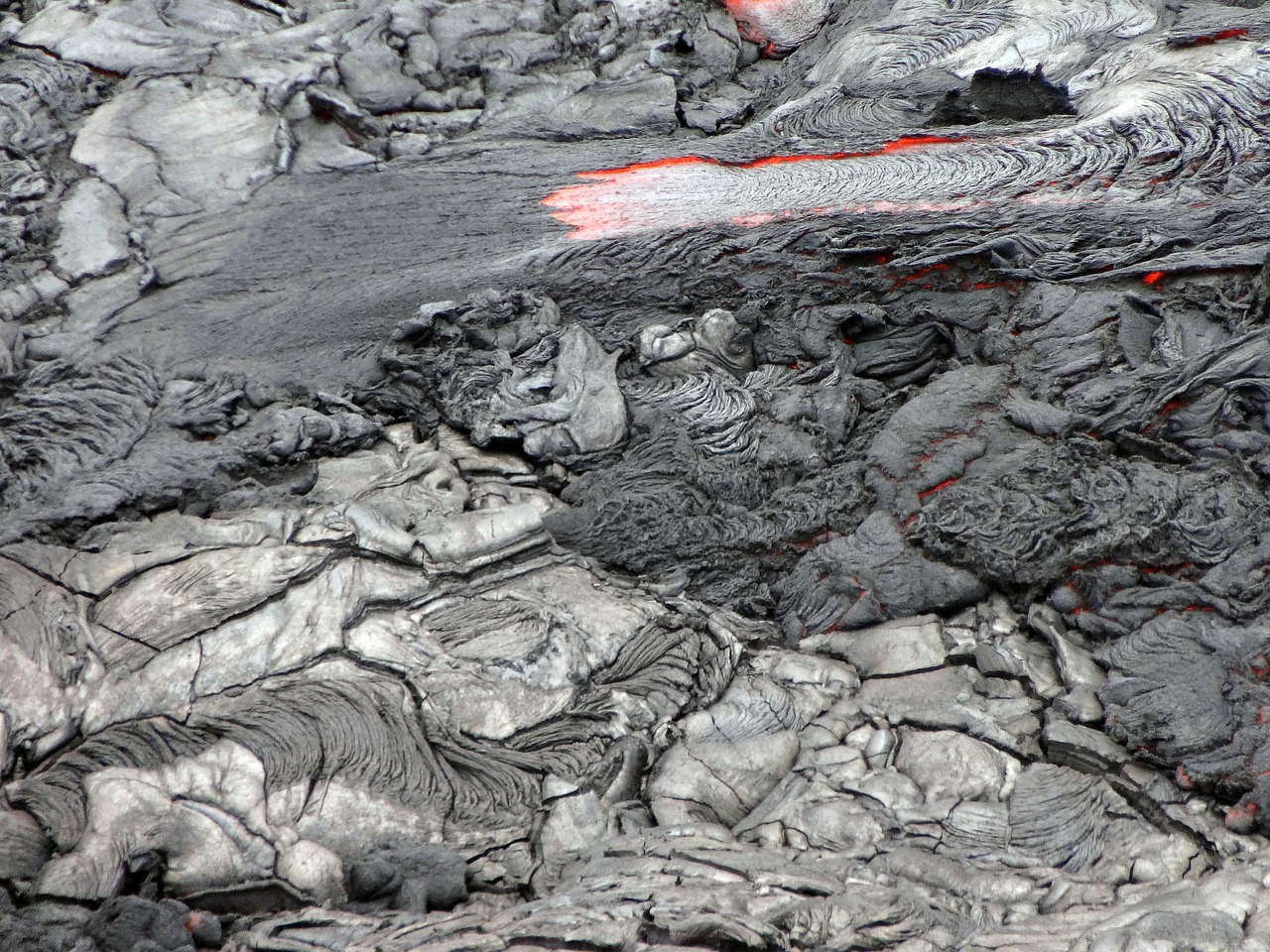 全球关注下的灾难，最新火山爆发新闻与警示